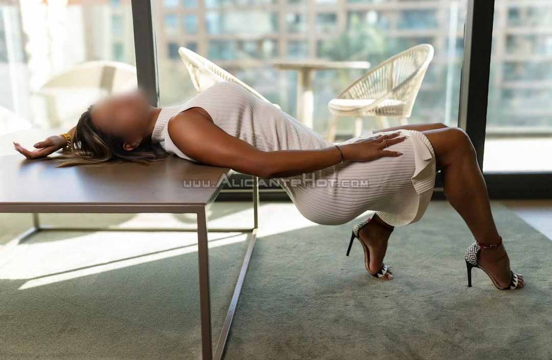 Renata Ferraz - 613073739 - Citas en Alicante, C/ Pablo Iglesias - alicantehot.com